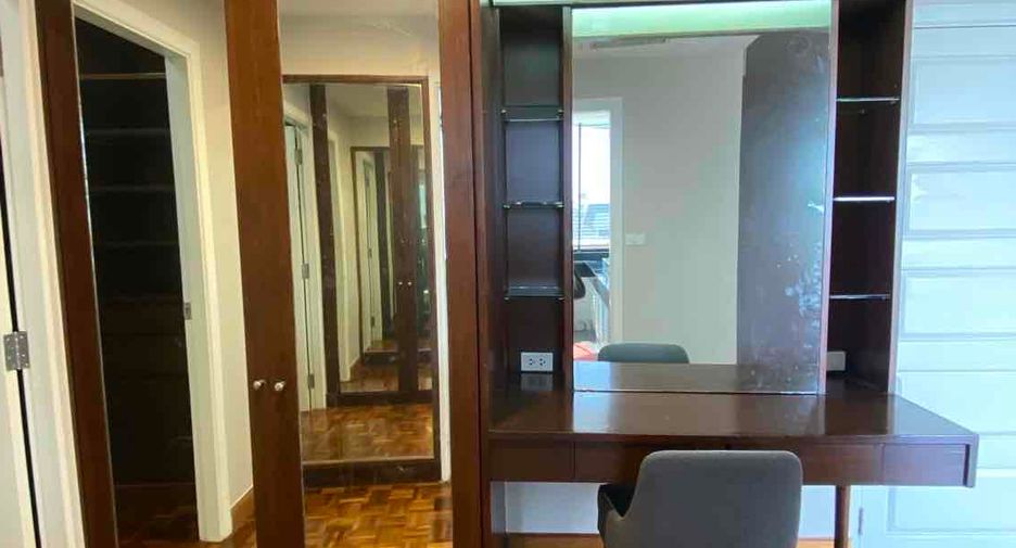 For rent 3 bedrooms condo in Yan Nawa, Bangkok