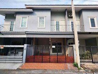 À vendre 1 chambre maison de ville à Ban Bueng, Chonburi