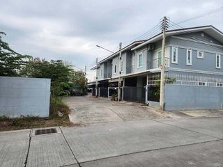 À vendre 1 chambre maison de ville à Ban Bueng, Chonburi