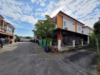 À vendre 1 chambre maison de ville à Ban Bueng, Chonburi