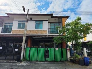 À vendre 1 chambre maison de ville à Ban Bueng, Chonburi