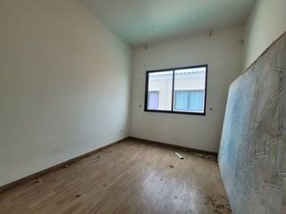 À vendre 1 chambre maison de ville à Ban Bueng, Chonburi