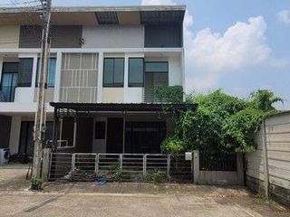 À vendre 1 chambre maison de ville à Ban Bueng, Chonburi