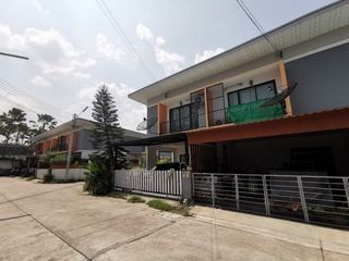À vendre 1 chambre maison de ville à Ban Bueng, Chonburi