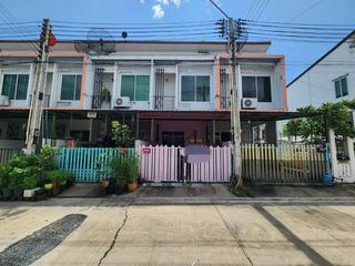 À vendre 1 chambre maison de ville à Ban Bueng, Chonburi
