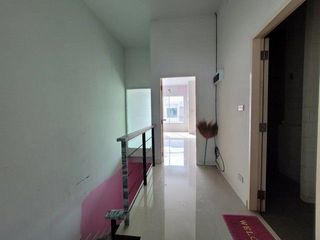 À vendre 1 chambre maison de ville à Ban Bueng, Chonburi