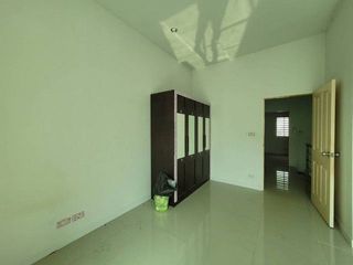 À vendre 1 chambre maison de ville à Ban Bueng, Chonburi