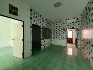 À vendre 1 chambre maison de ville à Ban Bueng, Chonburi