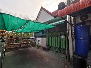 À vendre 1 chambre maison de ville à Ban Bueng, Chonburi