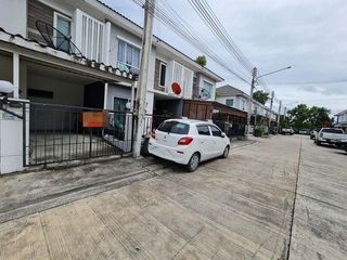 À vendre 1 chambre maison de ville à Ban Bueng, Chonburi