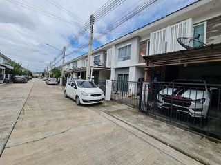 À vendre 1 chambre maison de ville à Ban Bueng, Chonburi