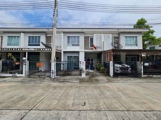 À vendre 1 chambre maison de ville à Ban Bueng, Chonburi