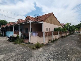 À vendre 1 chambre maison de ville à Ban Bueng, Chonburi