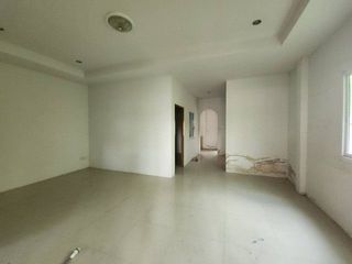 À vendre 1 chambre maison de ville à Ban Bueng, Chonburi