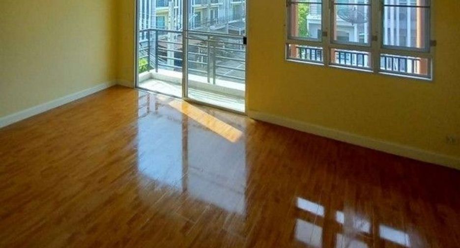 For sale 1 bed townhouse in Bang Khun Thian, Bangkok