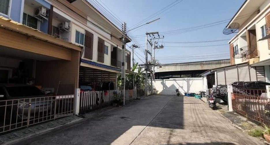 For sale 2 bedrooms townhouse in Ban Bueng, Chonburi