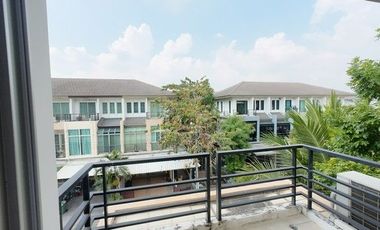 À vendre 3 chambres maison de ville à Khan Na Yao, Bangkok