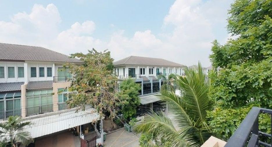 For sale 3 ベッドルーム townhouse in Khan Na Yao, Bangkok