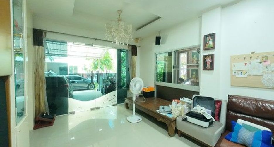 For sale 3 ベッドルーム townhouse in Khan Na Yao, Bangkok