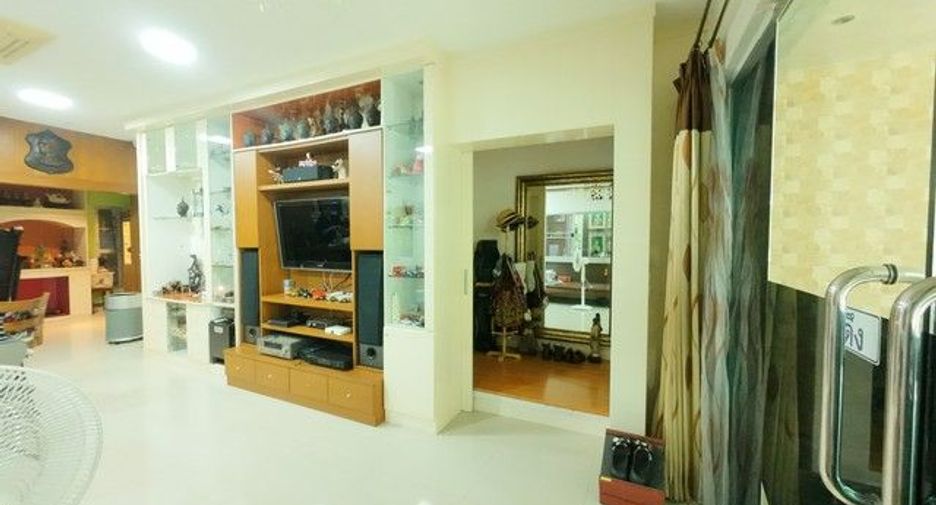 For sale 3 ベッドルーム townhouse in Khan Na Yao, Bangkok