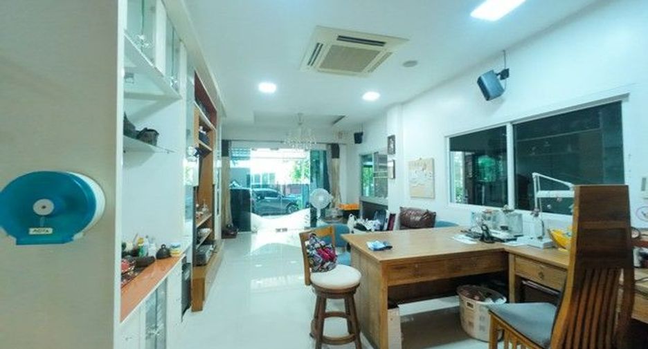 For sale 3 ベッドルーム townhouse in Khan Na Yao, Bangkok