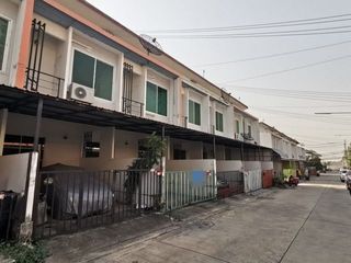 À vendre 1 chambre maison de ville à Ban Bueng, Chonburi
