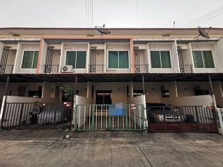 À vendre 1 chambre maison de ville à Ban Bueng, Chonburi