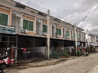 À vendre 1 chambre maison de ville à Ban Bueng, Chonburi