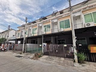 À vendre 1 chambre maison de ville à Ban Bueng, Chonburi