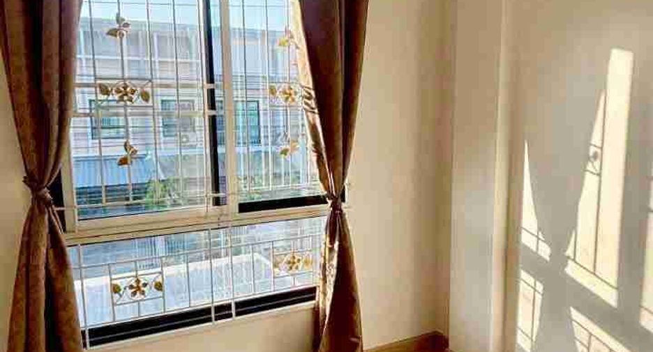 For sale 3 bedrooms townhouse in Lat Krabang, Bangkok