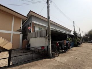 À vendre 1 chambre maison de ville à Ban Bueng, Chonburi