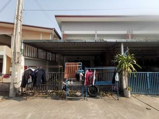 À vendre 1 chambre maison de ville à Ban Bueng, Chonburi