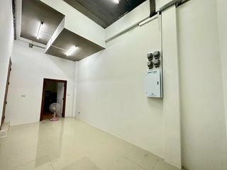 Local comercial en alquiler de 1 habitaciones en Si Racha, Chonburi
