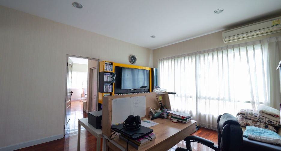For sale 4 bedrooms house in Phra Khanong, Bangkok
