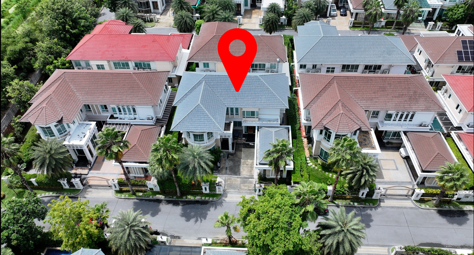 For sale 4 bedrooms house in Phra Khanong, Bangkok