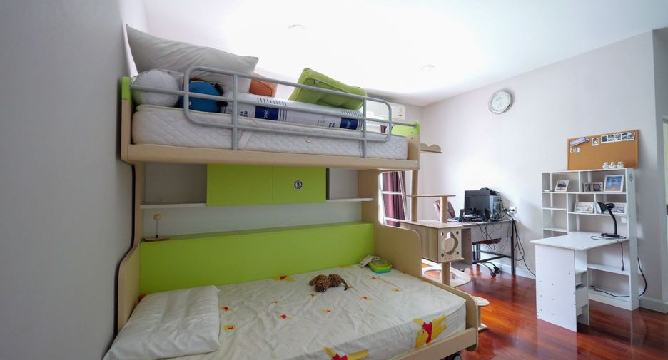 For sale 4 bedrooms house in Phra Khanong, Bangkok