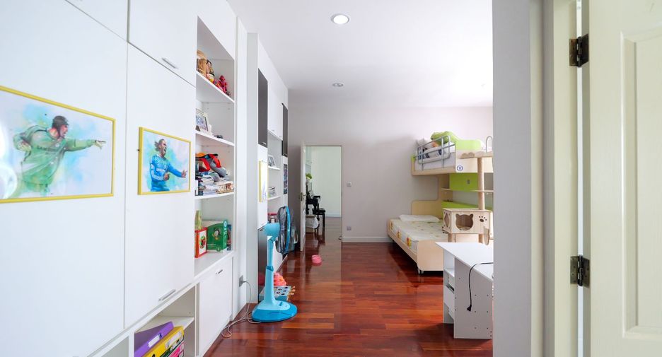 For sale 4 bedrooms house in Phra Khanong, Bangkok