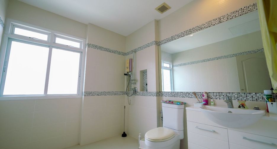 For sale 4 bedrooms house in Phra Khanong, Bangkok