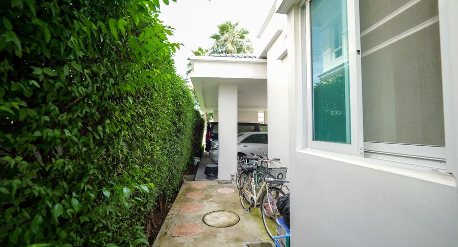 For sale 4 bedrooms house in Phra Khanong, Bangkok