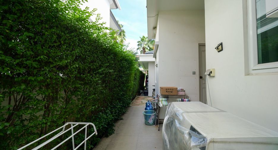 For sale 4 bedrooms house in Phra Khanong, Bangkok