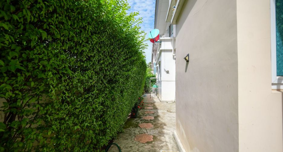 For sale 4 bedrooms house in Phra Khanong, Bangkok