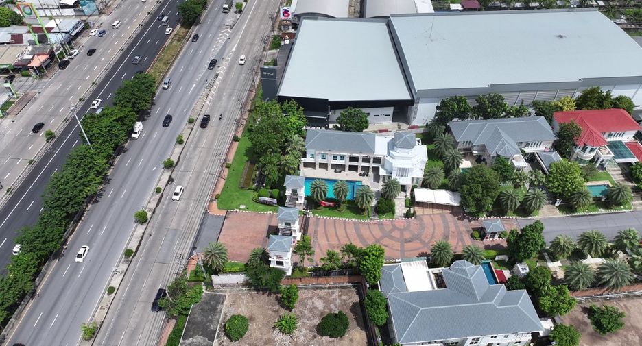 For sale 4 bedrooms house in Phra Khanong, Bangkok