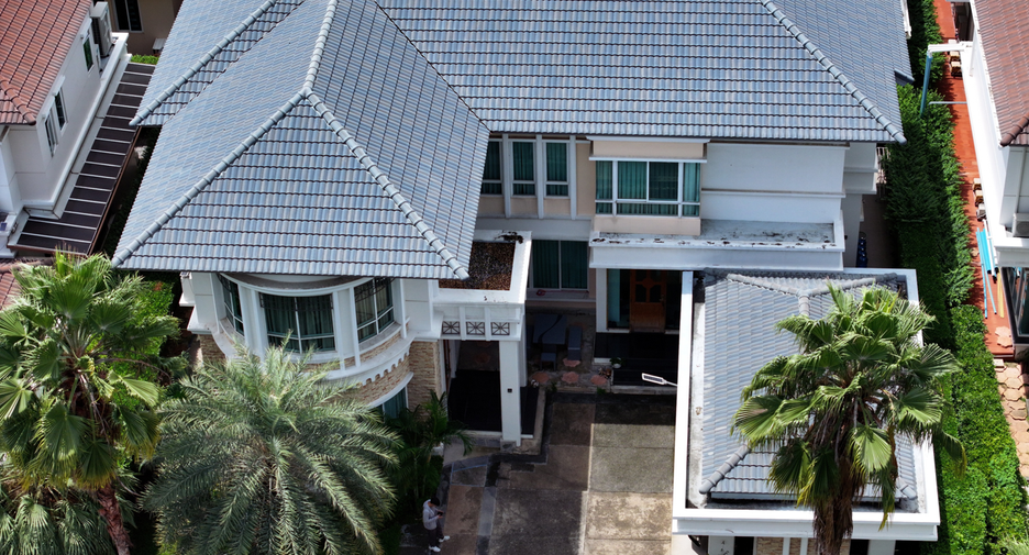 For sale 4 bedrooms house in Phra Khanong, Bangkok