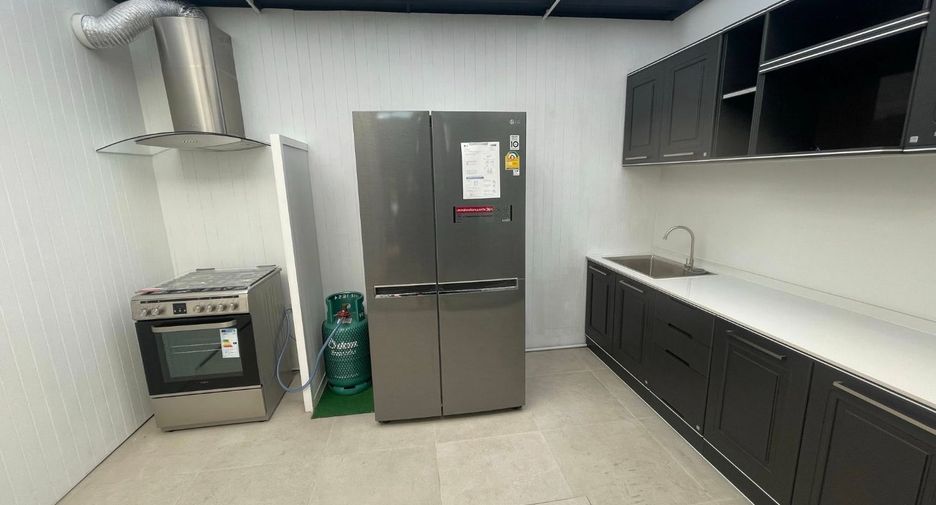 For sale 4 bedrooms townhouse in Mueang Samut Prakan, Samut Prakan