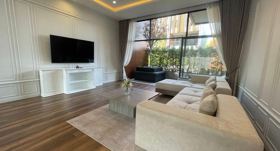 For sale 4 bedrooms townhouse in Mueang Samut Prakan, Samut Prakan