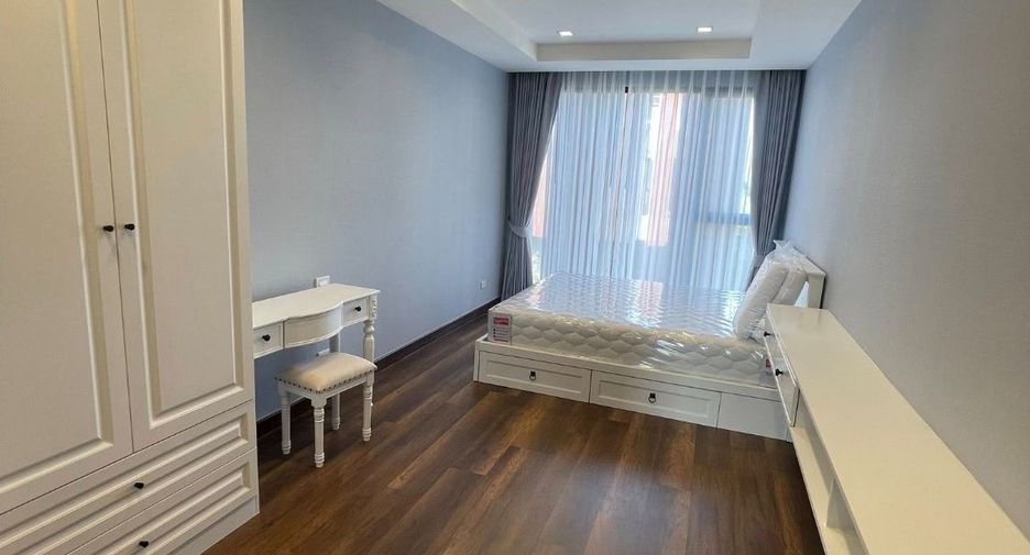 For sale 4 bedrooms townhouse in Mueang Samut Prakan, Samut Prakan