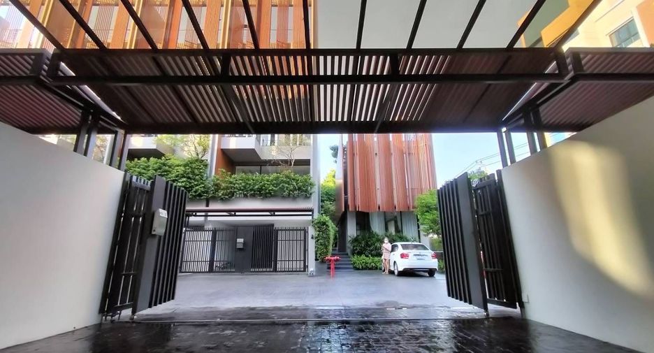 For sale 4 bedrooms townhouse in Mueang Samut Prakan, Samut Prakan