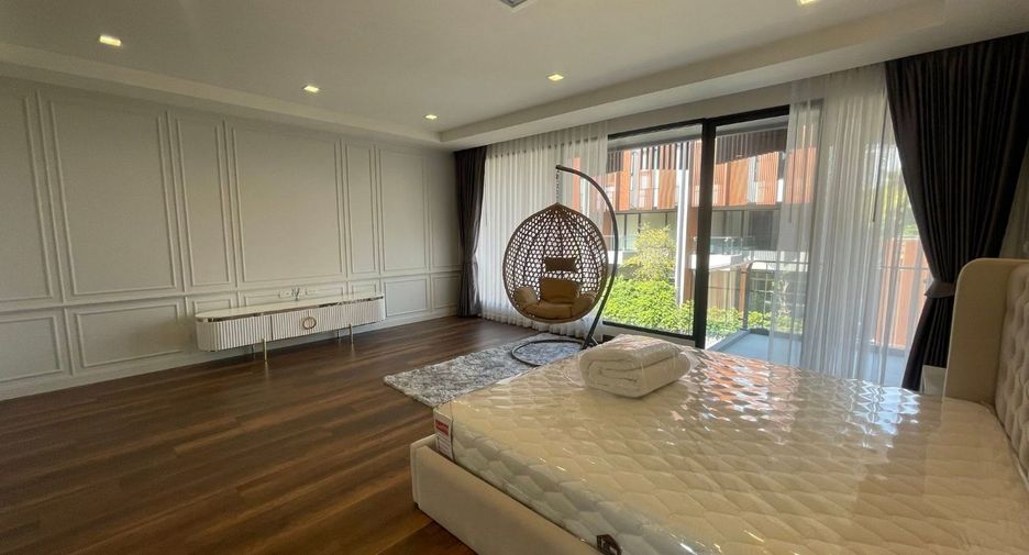 For sale 4 bedrooms townhouse in Mueang Samut Prakan, Samut Prakan