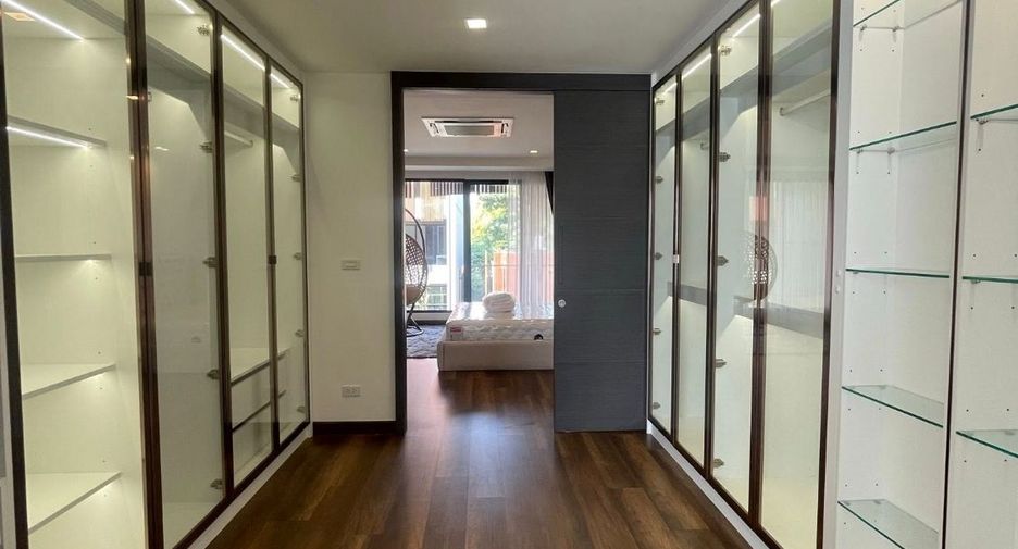 For sale 4 bedrooms townhouse in Mueang Samut Prakan, Samut Prakan