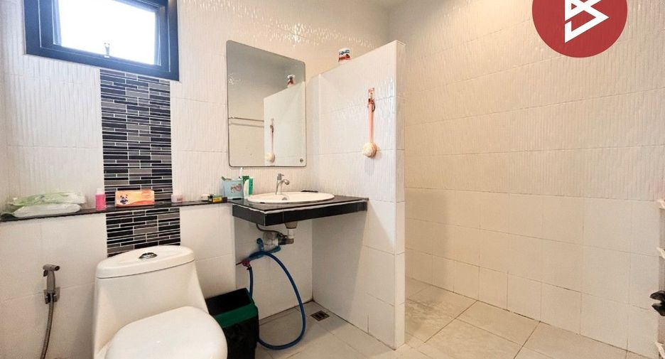À vendre 2 chambres maison de ville à Si Racha, Chonburi